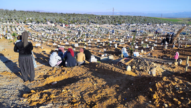 Malatya'da namaz sonrası mezarlıkta buruk bayram