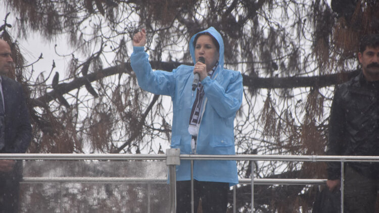 Masaya oturmam için ikna eden Mansur Yavaş oldu