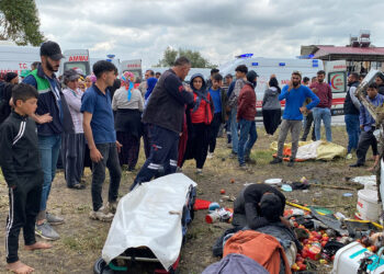Mersin'de işçi servisiyle hafif ticari araç çarpıştı