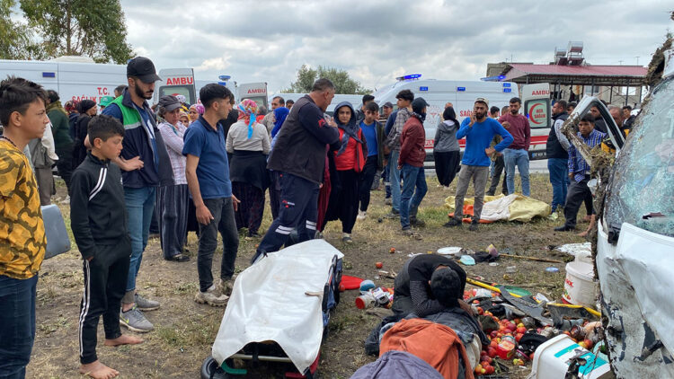 Mersin'de işçi servisiyle hafif ticari araç çarpıştı