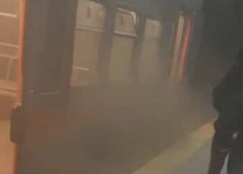 Metrodan yükselen dumanlar paniğe neden oldu