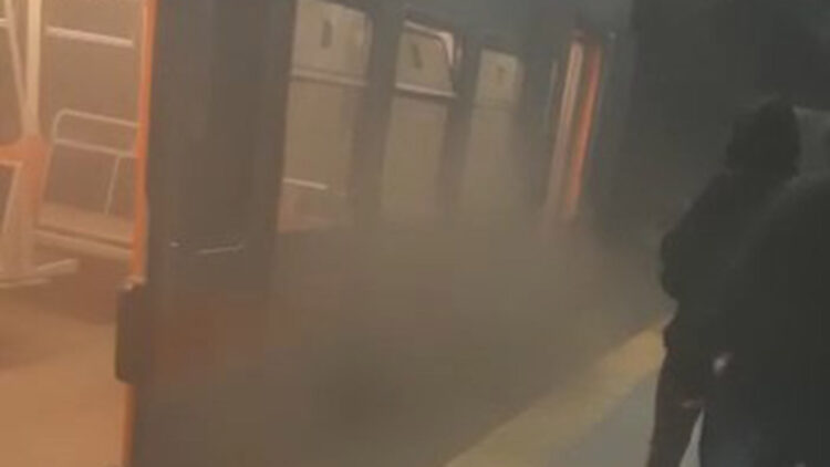 Metrodan yükselen dumanlar paniğe neden oldu