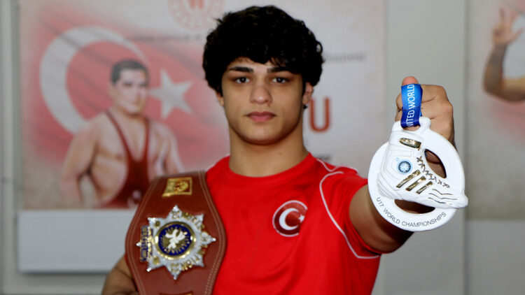 Milli güreşçi Alperen Berber'in hedefi sampiyonluk
