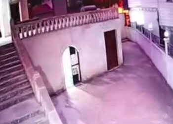Minareye isabet eden yıldırım kamerada