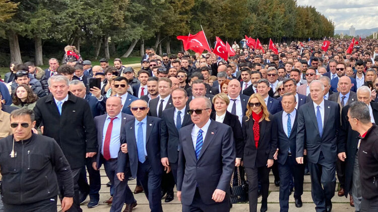 Muharrem İnce Anıtkabir'i ziyaret etti