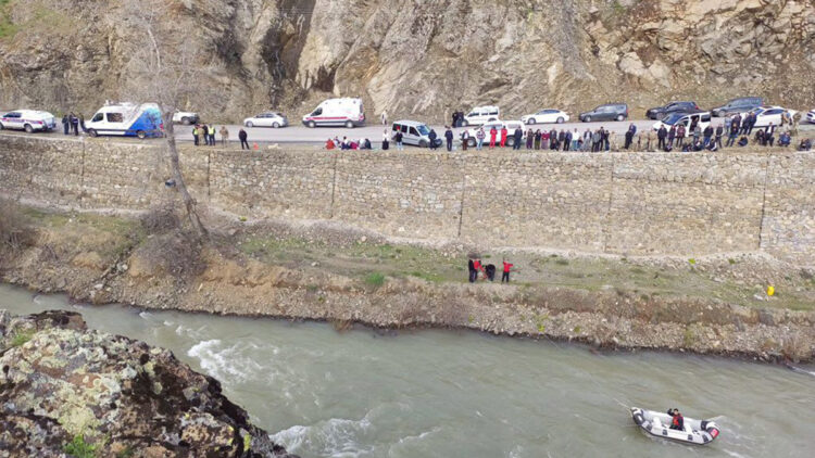Munzur Çayı'na düşen otomobildeki 3 kişi aranıyor