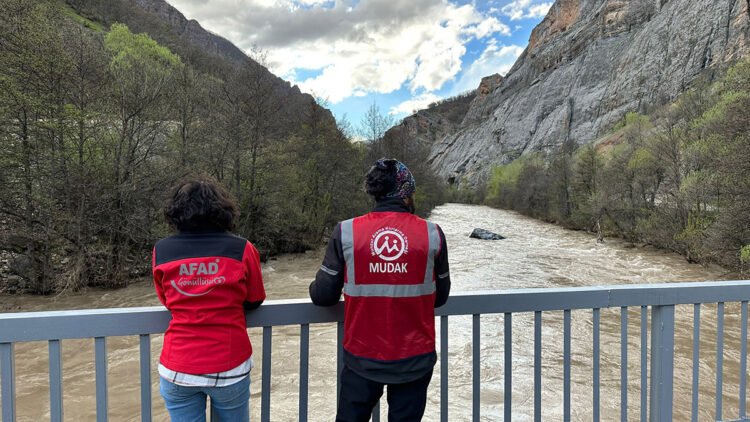 Munzur Çayı'na uçan otomobildeki 3 kişi aranıyor