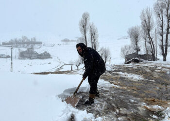 Muş'ta kar yağışı; 30 köy yolu ulaşıma kapandı