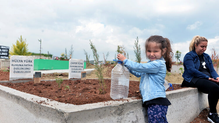 Nil, depremde ölen yakınlarının mezarını ziyaret etti