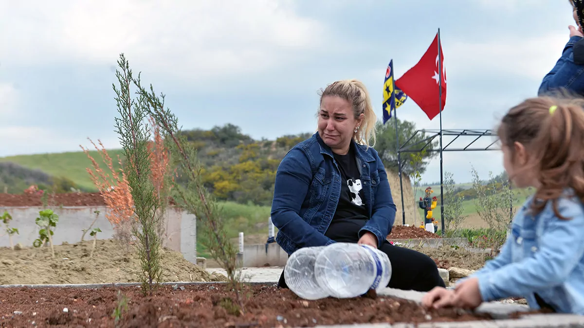 Nil depremde olen yakinlarinin mezarini ziyaret ettie - yaşam - haberton