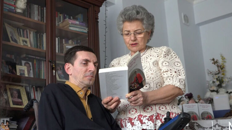 Oğlunun hayatını 'Aşk Olsun Hayat, Değdi mi?' kitabında topladı