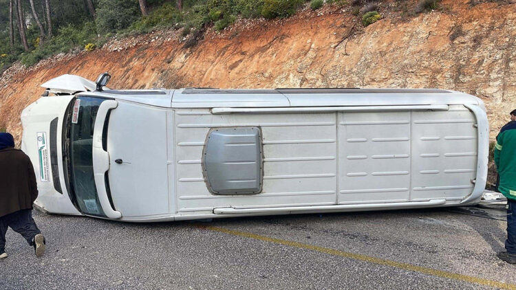 Öğretmenleri taşıyan servis minibüsü devrildi: 10 yaralı