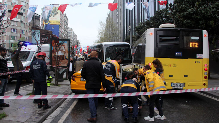 Önce iki İETT otobüsüne ardından taksiye çarptı 