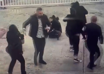 Otizmli çocuğun gürültüsü nedeniyle ailesine saldırdı