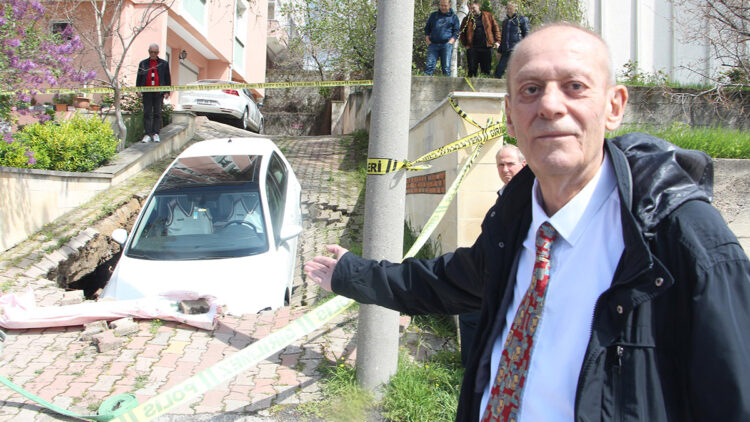 Otomobil çöken yolun içine düştü