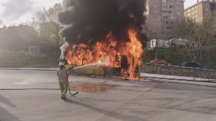 Park halindeki İETT otobüsünde yangın çıktı