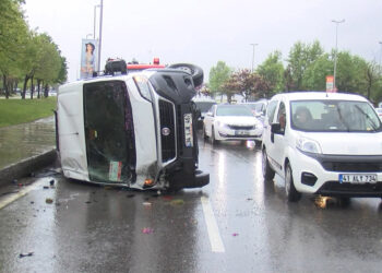 Pendik'te servis minibüsü devrildi