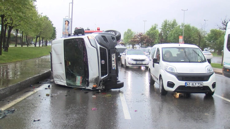 Pendik'te servis minibüsü devrildi