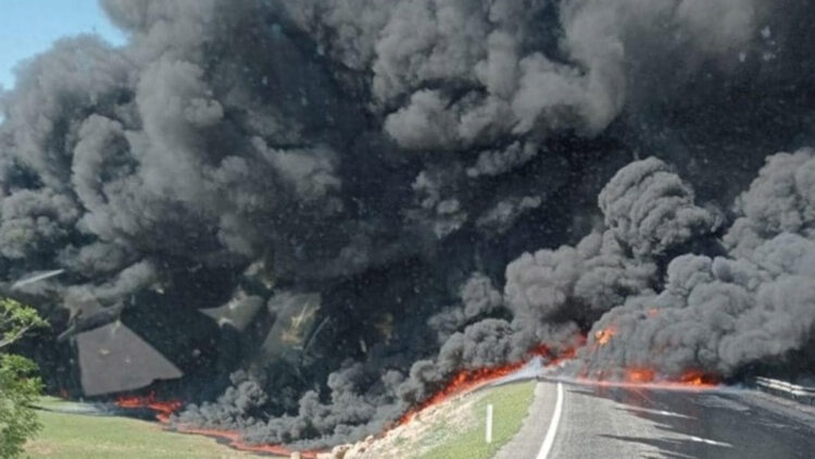 Petrol yüklü tanker alev aldı: 1 ölü, 5 yaralı