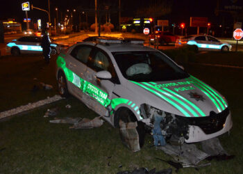 Polis aracı otomobille çarpıştı: 6 yaralı
