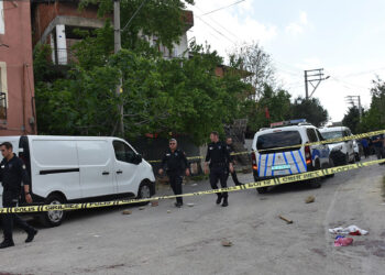 Polislere baltayla saldıran şüpheli bacağından vuruldu
