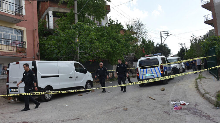 Polislere baltayla saldıran şüpheli bacağından vuruldu