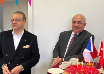 Prag’da Egemen Bağış'a doğum günü sürprizi