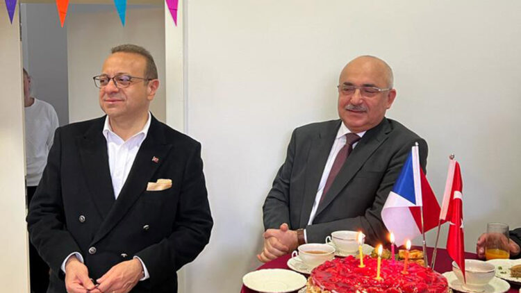Prag’da Egemen Bağış'a doğum günü sürprizi