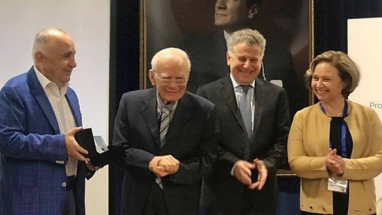 Prof. Dr. Gazi Yaşargil’in çalışmalarına altın rozet
