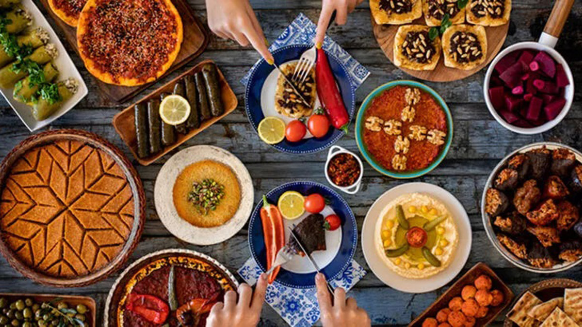 Diyetisyen Beyza Korkmaz, ramazan sonrası beslenme alışkanlığının eski düzenine dönmesi için dengeli ve yavaş bir geçiş yapılması gerektiğini belirterek bayrama özel önerilerde bulundu.