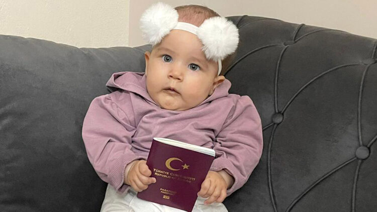 SMA'lı Arya bebek tedavi için Almanya'ya uçtu