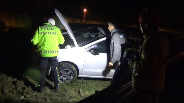 Silivri'de otomobil bariyerlere çarptı: 2 yaralı