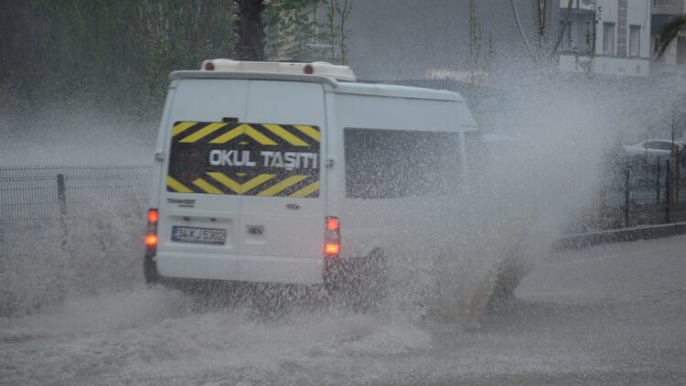 Silopi'de sağanak; eğitime 1 gün ara verildi