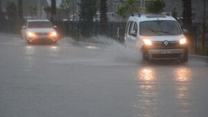 Silopi'de sağanak; eğitime 1 gün ara verildi