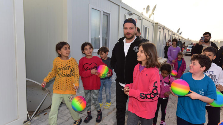 Sinan Akçıl Osmaniye'de depremzedelerle buluştu