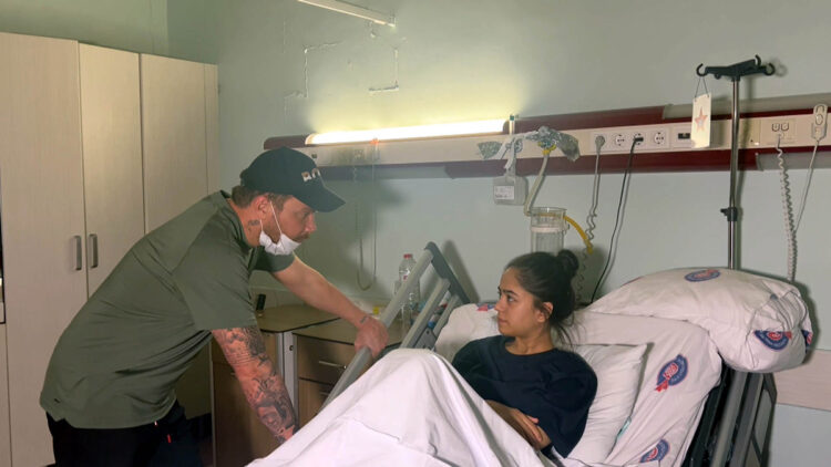 Sinan Akçıl, depremzede Ayşe Yağlı'yı ziyaret etti