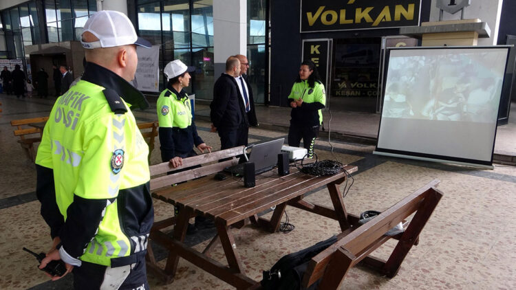 Sinevizyon gösterimiyle emniyet kemeri uyarısı