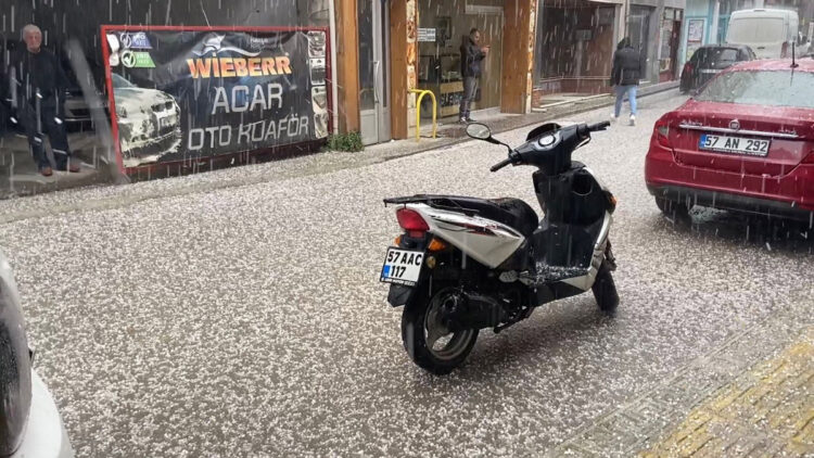 Sinop'ta dolu yağdı