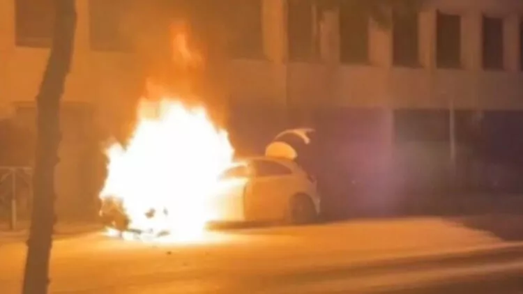 Şişli'de lüks otomobilde yangın
