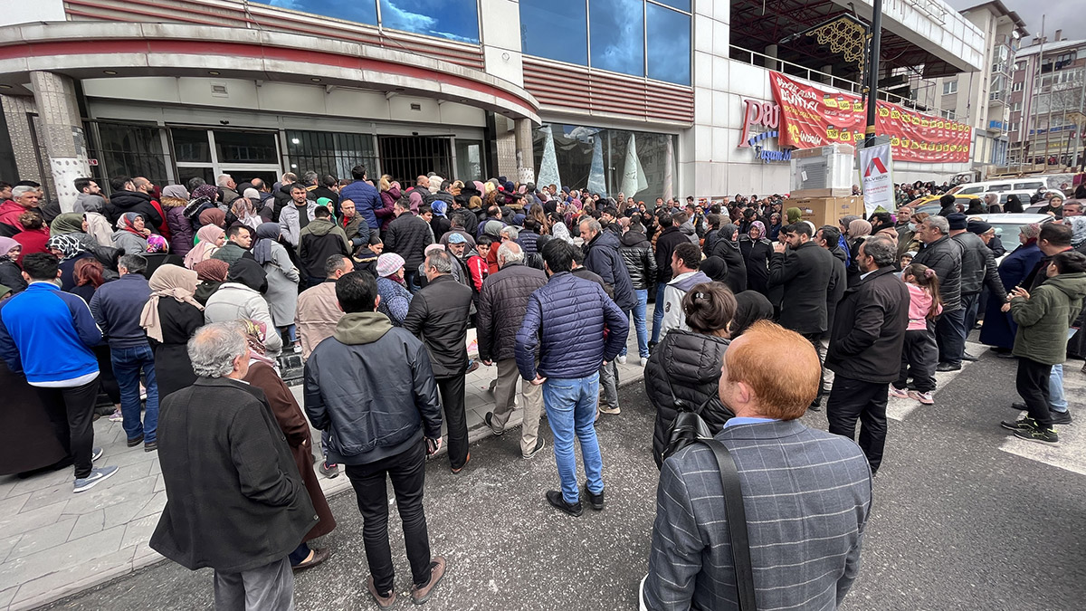 Sivas'ta mağazada indirim izdihamı