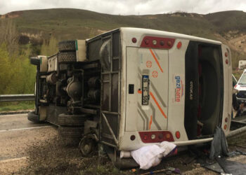 Sivas'ta midibüs devrildi: 10 yaralı