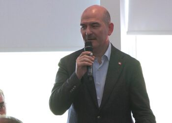 Soylu oto tamircileriyle birlikte Togg'u inceledi