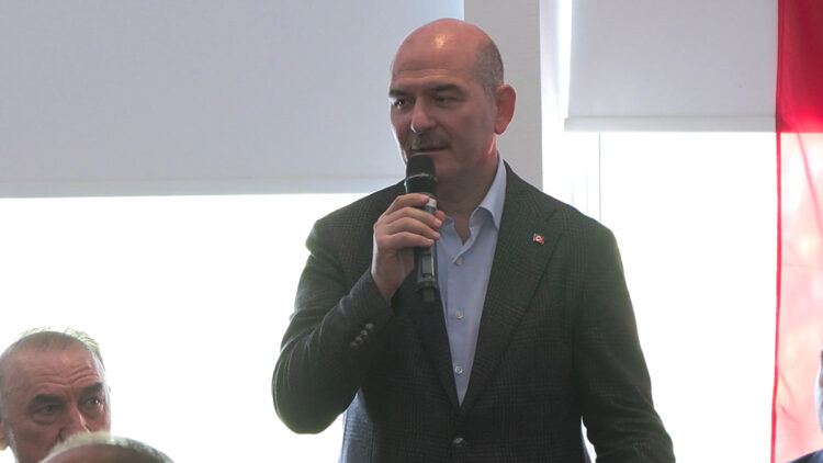 Soylu oto tamircileriyle birlikte Togg'u inceledi