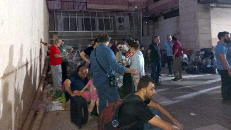 Sudan'daki Türkler, tahliye için camide bekliyor