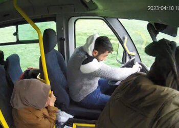 Sürücüsü uyuyan otobüs tarlaya uçtu: 4 yaralı
