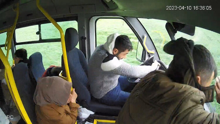 Sürücüsü uyuyan otobüs tarlaya uçtu: 4 yaralı