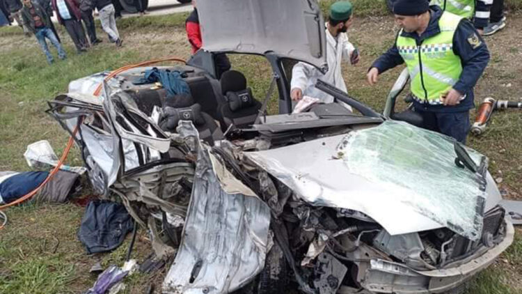 TIR ile çarpışan otomobil hurdaya döndü