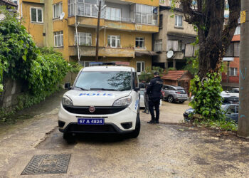 Takıntı haline getirdiği kızın babasını vurdu