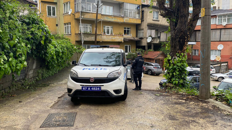 Takıntı haline getirdiği kızın babasını vurdu