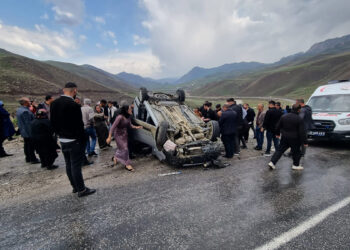 Takla atan hafif ticari araçtaki 5 kişi yaralandı